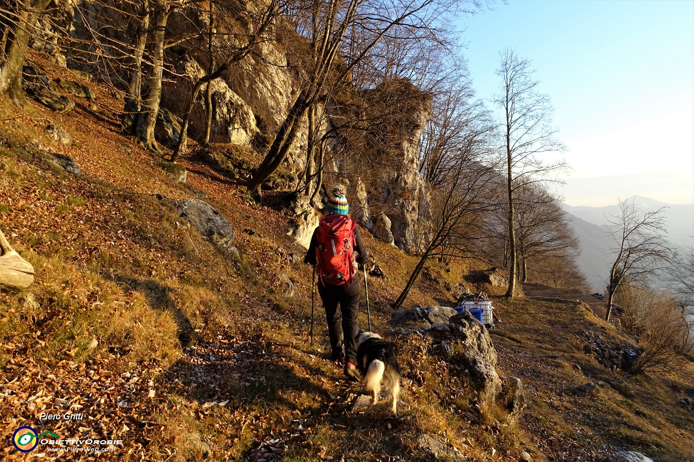 88 Bello e panoramico questo luogo di ritrovi  sotto i roccioni d'Alben.JPG